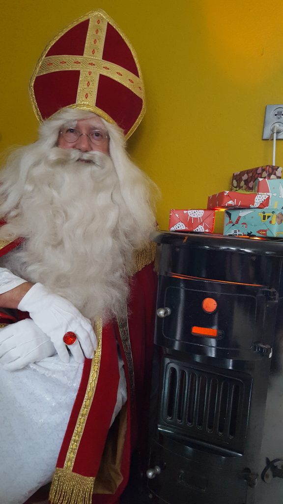 Sinterklaas met zijn pakjes